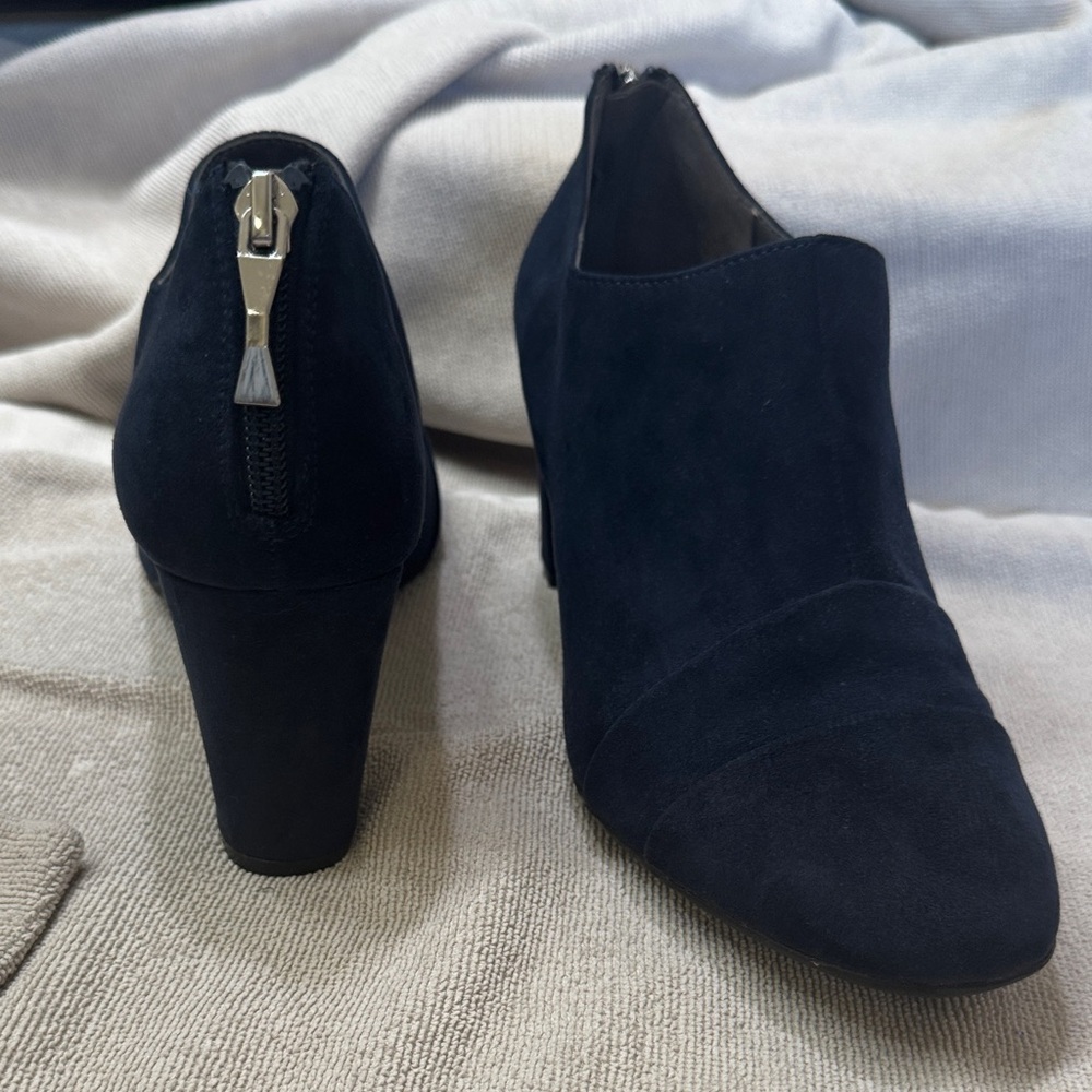 AEROSOLES Women's Elegant Black Ankle Booties - Picture 4 of 6